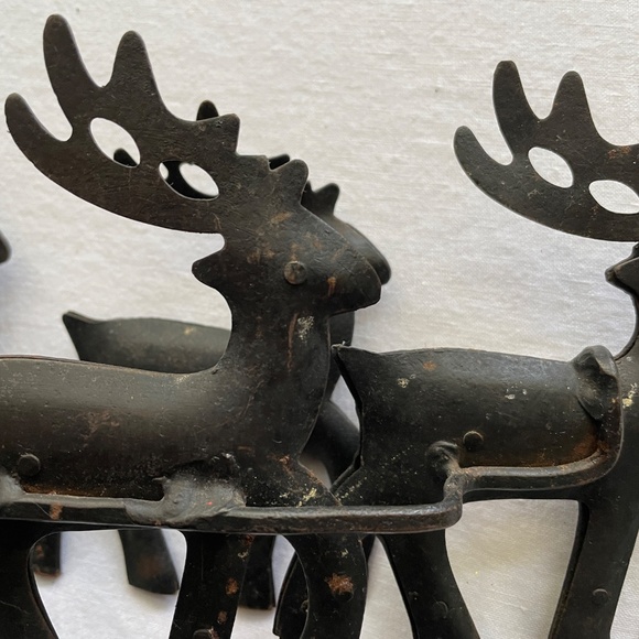 RUSTIC BLACK METAL SLEIGH PULLED BY 5 REINDEER, SPIKE PILLAR CANDLE HOLDER - Picture 6 of 9